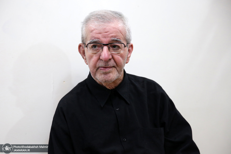 7T3A0436یادگار امام(ره) در ایام محرم و عزاداری امام حسین(ع) با حضور در منزل حجت‌الله کسری، ضمن عیادت از این مداح پیشکسوت، از وضعیت جسمانی وی اطلاع یافت.  حاج حجت‌الله کسری چند سالی است که در بستر بیماری به سر می‌برد.