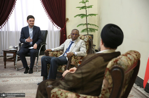 ادای احترام نخست وزیر بورکینافاسو و هیأت همراه نسبت به مقام شامخ بنیان‌گذار جمهوری اسلامی ایران