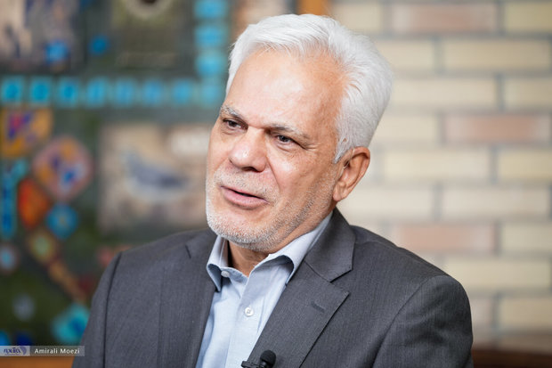 طلایی، رئیس پلیس پیشین تهران: دچار برهنگی و مسائل عدیده و عجیبی شده‌ایم؛ در هایپرمارکت‌ میوه، فرد با لباس زیر میوه می‌خرد! هر قدر فشار را بیشتر کردیم، نتیجه معکوس گرفتیم/ بپذیریم آن بخشی از رفتارهایی که پلیس با جوان‌ها و خانم‌ها انجام می‌دهد، درست نیست