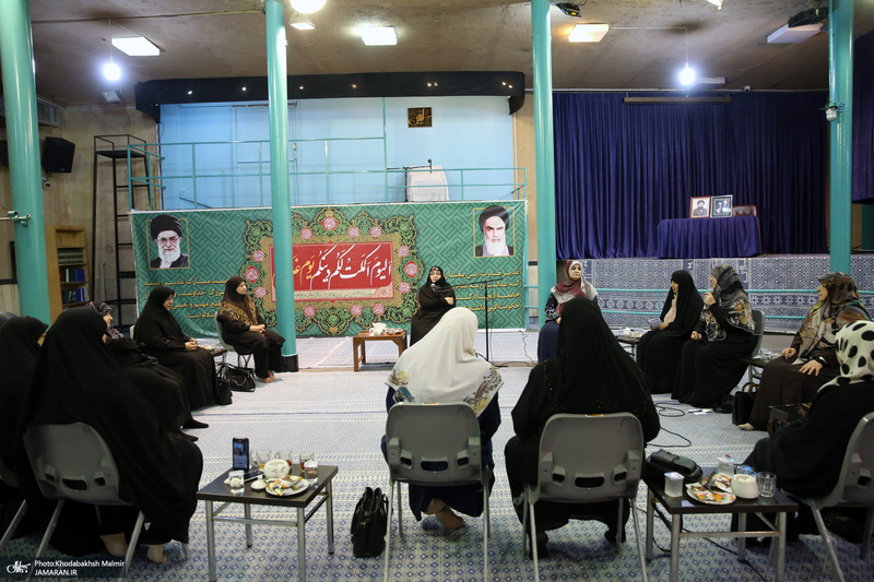 دیدار جمعی از خواهران نخبه عراقی با دکتر فاطمه طباطبایی در جماران