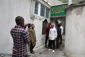 بازدید جمعی از طلاب خارجی جامعه المصطفی (ص) العالمیه از بیت امام خمینی (س) در جماران