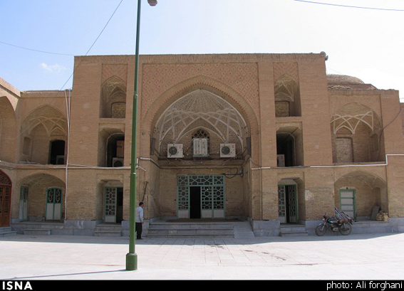 بخشی از شکوه گذشته ایوان مسجد سرخ ساوه بازیابی می شود