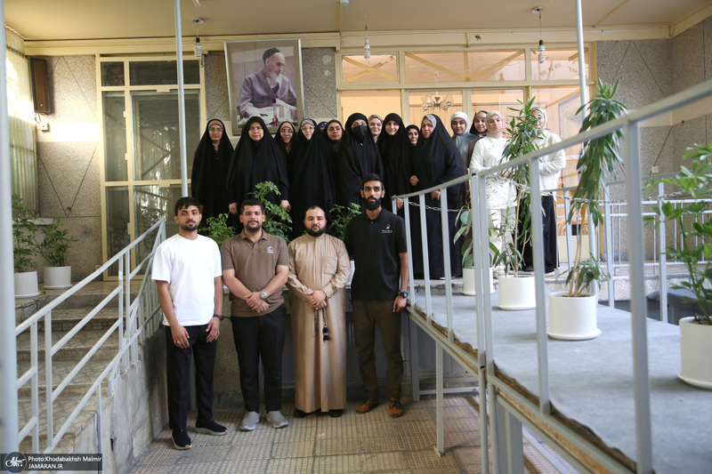 بازدید جمعی از دانشجویان کشور عراق از بیت امام خمینی درجماران