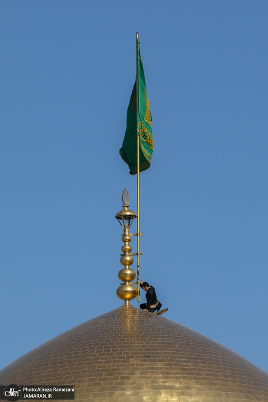 تعويض پرچم گنبد امام رضا (ع)