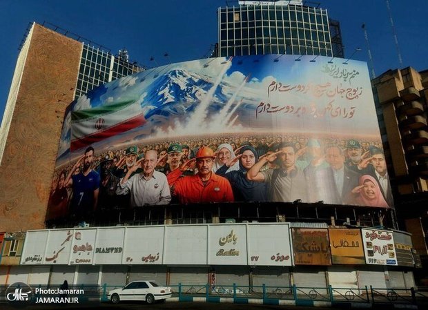 رو نمایی از دیوارنگاره «منم سرباز ایران» در میدان ولی عصر (عج)