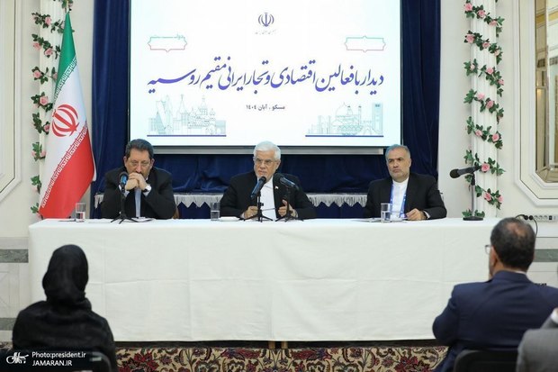 عارف در دیدار با فعالین اقتصادی و تجار ایرانی مقیم روسیه: هر ایرانی در هر جای دنیا، سفیر جمهوری اسلامی ایران است/ راهبرد قطعی کشور، توسعه روابط با کشورهای منطقه و اوراسیاست/ تصمیم گرفته‌ایم مدیریت گمرک یکپارچه باشد تا مشکلات این بخش حل شود