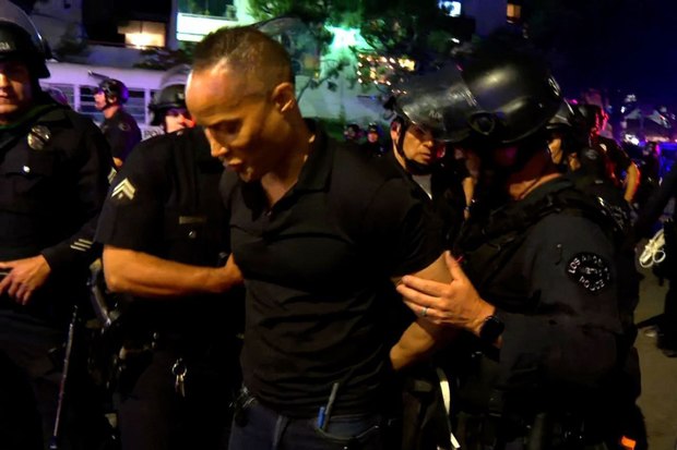 خبرنگار سی‌ان‌ان در لس‌آنجلس بازداشت شد + عکس ها