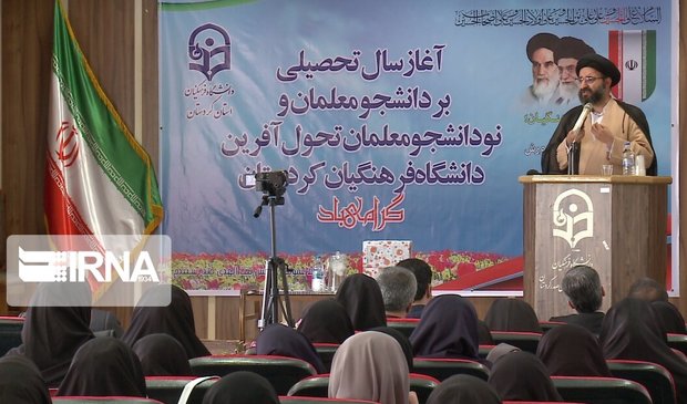 معلمان پیشقراولان جهاد علمی جامعه هستند