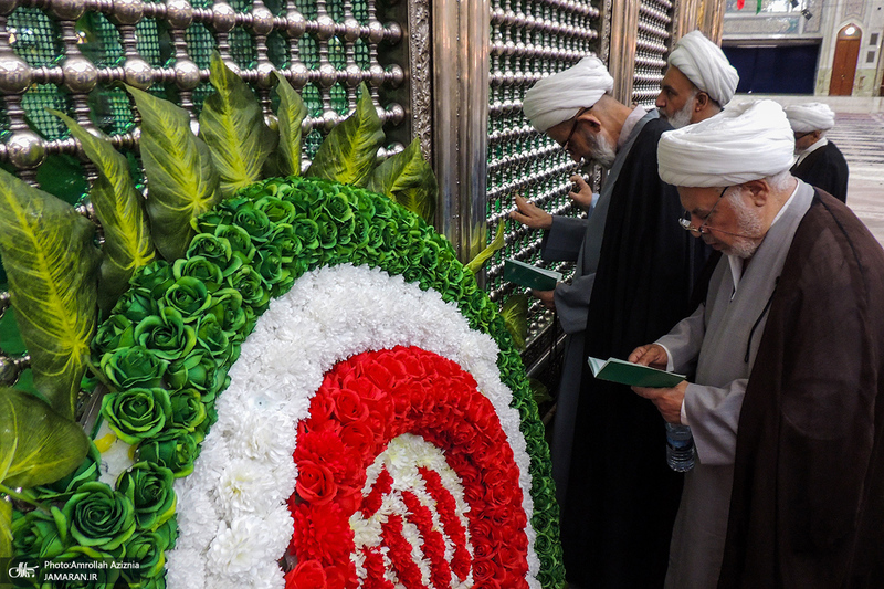 ادای احترام جمعی از علمای نجف نسبت به مقام شامخ حضرت امام خمینی (س)