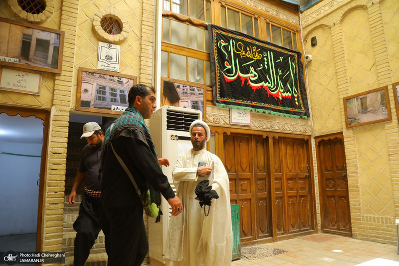 حضور زائران در بیت تاریخی حضرت امام در نجف در روزهای منتهی به اربعین