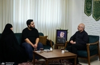 حضور قالیباف در منزل شهید حاجی زاده (4)