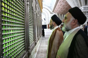 ادای احترام سید عمار حکیم به حضرت امام خمینی (س)