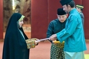 عکس/ تقدیم استوارنامه اولین سفر زن اهل سنت به سلطان برونئی