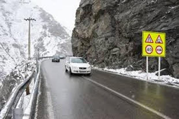 بارش برف سبب کندی حرکت خودروها در جاده کرج - چالوس شد