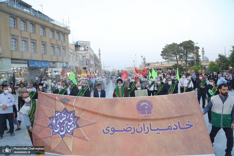 پیاده روی خادمان حرم کریمه اهل بیت(ع) در شب ولادت امام رضا(ع)