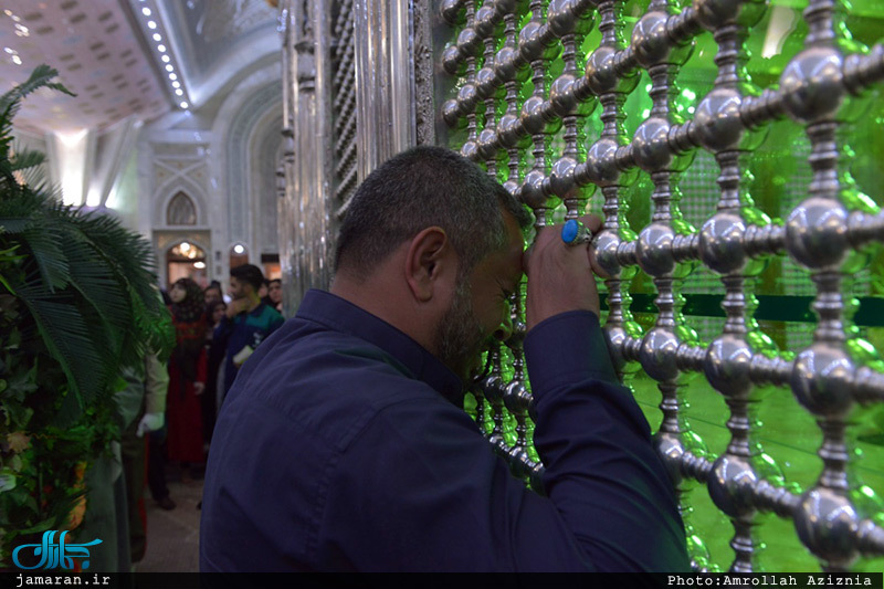 ادای احترام جمعی از خانواده های شهدای مقاومت اسلامی عراق نسبت به حضرت امام(س) 