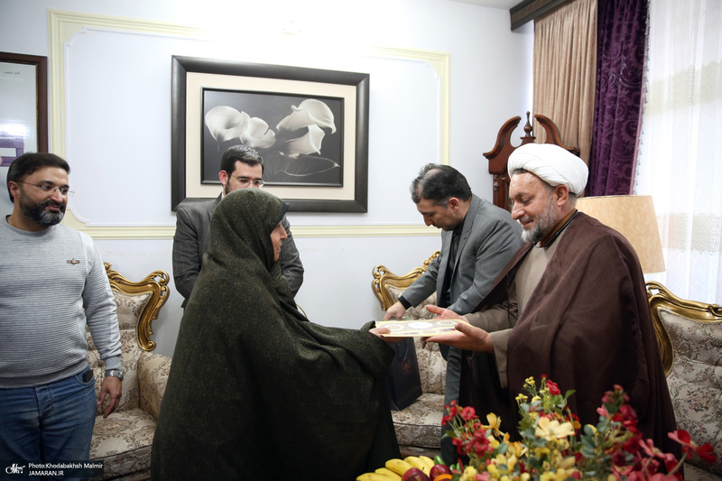 دیدار دست اندر کاران هفته فرهنگی بر استان آفتاب با خانواده شهداء