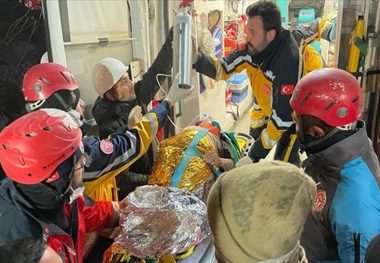 نجات پیرزن 77 ساله از زیر آوار، 10 روز پس از زلزله ترکیه