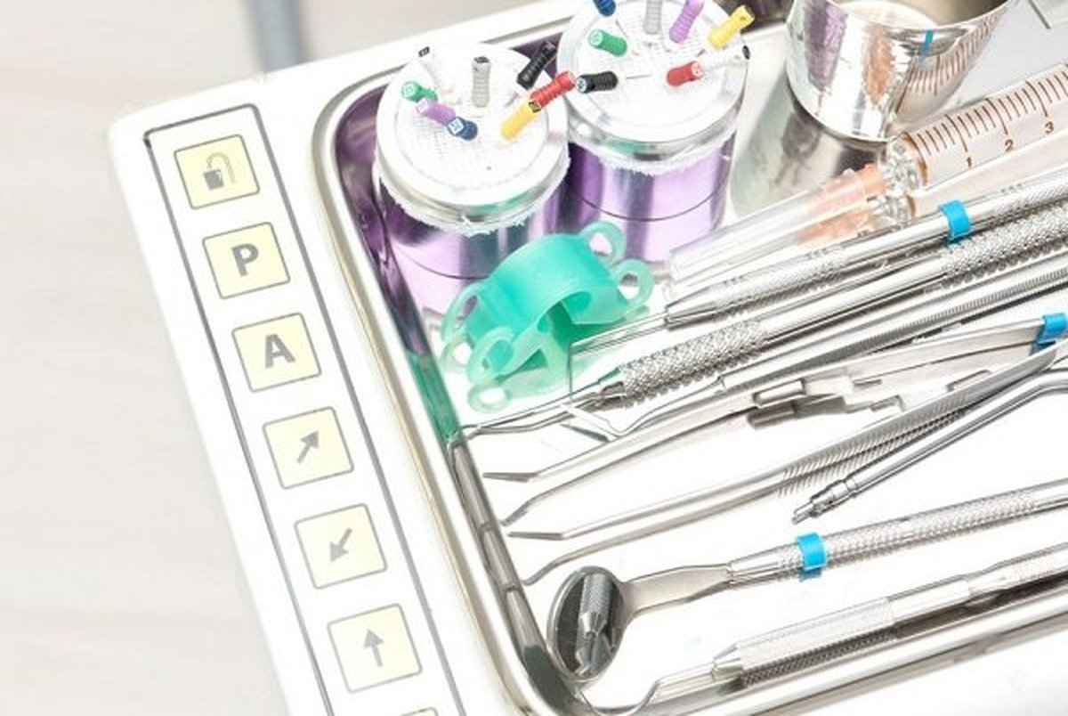 در چین یک ربات دندان جراحی می کند