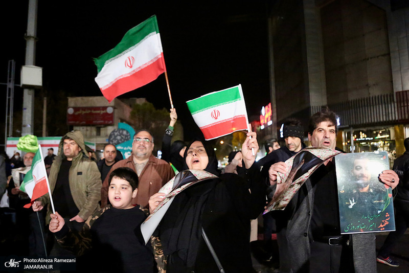 تجمع بزرگ مردمى نه به آتش بس در محله پيروزى تهران
