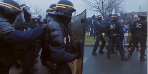 درگیری خشونت بار زندانبانان ناراضی فرانسه با پلیس