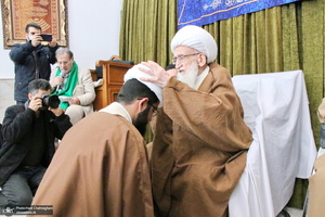 عمامه گذاری طلاب در روز عید مبعث توسط مراجع عظام تقلید‎‎