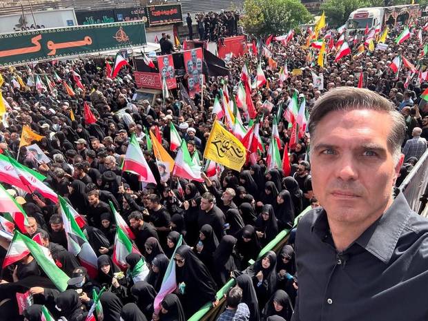 شمار زیادی از مردم در مرکز تهران هستند