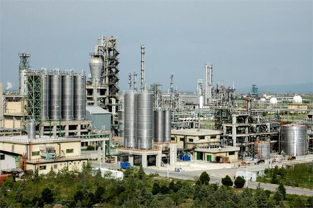 بازطراحی تجارت خارجی ایران در شرایط جنگی/ لنگری، کارشناس ارزی: قیمت‌گذاری دلاری محصولات پتروشیمی در داخل قابل قبول نیست/ پایان خط امارات برای تجارت ایران