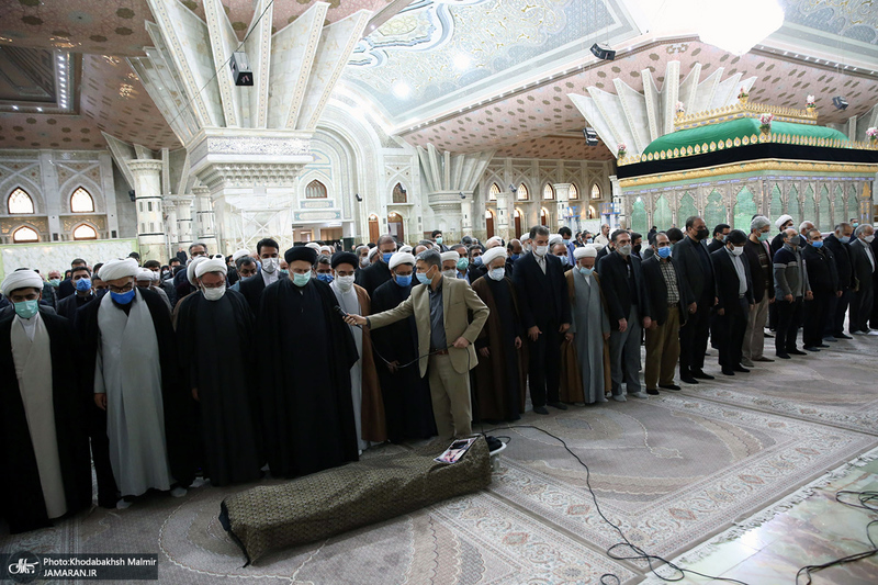 اقامه نماز بر پیکر مرحوم حاج محمد کمساری توسط سید حسن خمینی