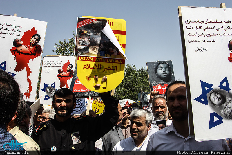 راهپیمایی نمازگزاران در اعتراض به کشتار مسلمانان میانمار