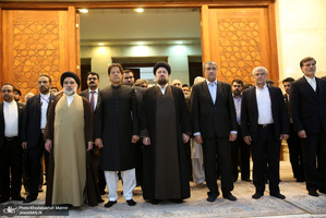 ادای احترام نخست وزیر پاکستان به مقام شامخ امام خمینی(س)
