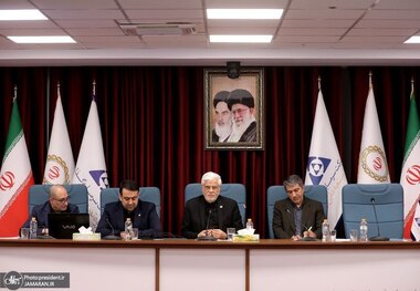عارف: نوسازی و بازسازی مهمترین اولویت ملی پساجنگ است/ بخش‌های اقتصادی کشور باید مسئولیت اجتماعی خود را نسبت به منافع بنگاهی ترجیح دهند/ باید مزیت علمی کشور در حوزه امنیت سایبری به مزیت کاربردی تبدیل شود/ سرداران جبهه اقتصادی در جنگ ۱۲ روزه خوش درخشیدند