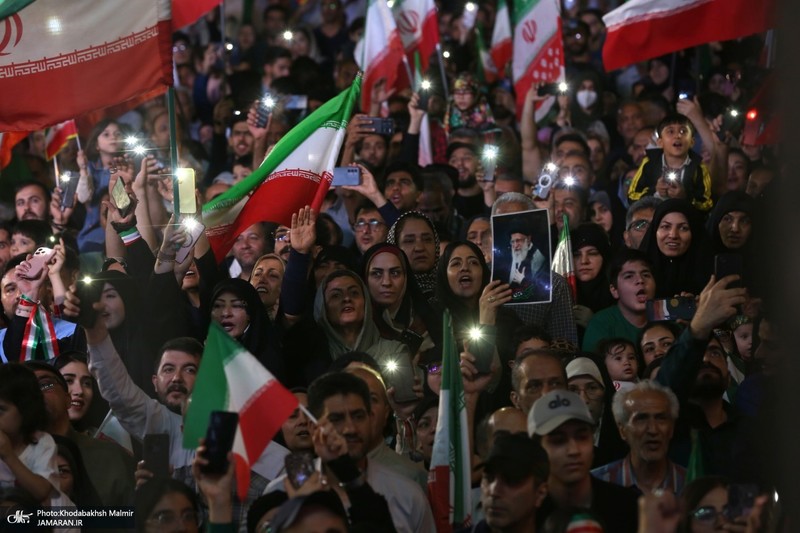 مردم میدان انقلاب در بدرقه تیم ملی به جام جهانی