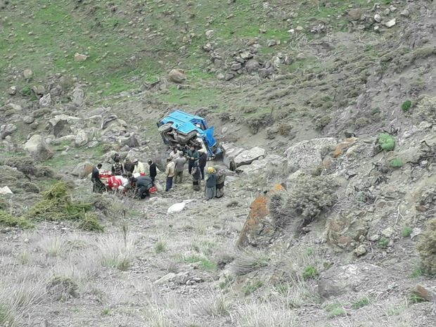 سقوط نیسان به دره  در مشگین شهر یک کشته و ۲ مصدوم برجای گذاشت