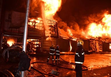 آتش سوزی بزرگ در بغداد/ مغازه‌ها در منطقه طالبیه سوختند + عکس و فیلم