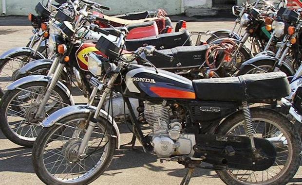سارقان حرفه ای موتورسیکلت در تویسرکان دستگیر شدند