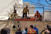 فرد گرفتار بین ۲ ساختمان در تهران نجات یافت
