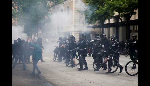 تصاویری از رویارویی پلیس سیاتل آمریکا با معترضان