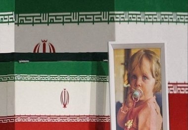 تابوت کودک ۱۴ ماهه، ماندگارترین تصویر تشییع رهبر شهید ایران در تهران + عکس