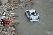 یک خودروی پراید در رودخانه کرج سقوط کرد