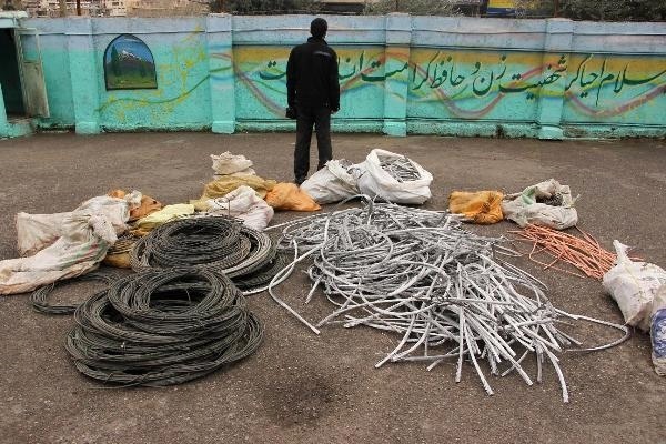 سارقان سیم‌های برق شهرستان ماهشهر دستگیر شدند  اعتراف به 20 فقره سرقت