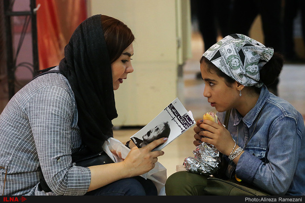 انتقاد دادستان کرمانشاه از مسئولان فرهنگی برای کتاب‌گردانی دختران