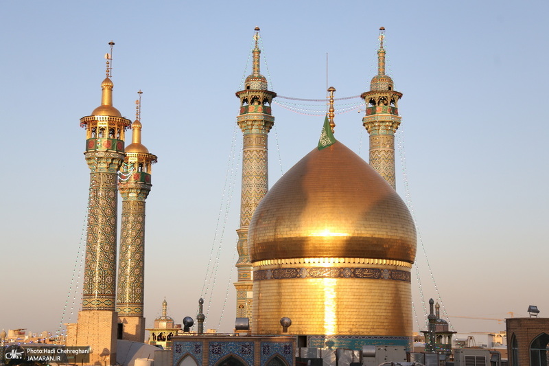 آیین تعویض پرچم گنبد حرم حضرت معصومه(س) و آغاز دهه کرامت