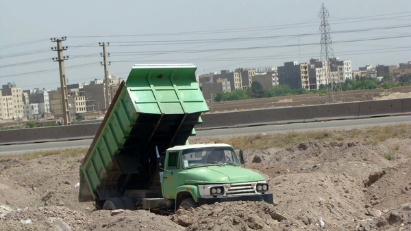 ممانعت پلیس راه از تردد خودروهای حامل نخاله بدون مجوز   خاطیان به مراجع قضائی معرفی می شوند