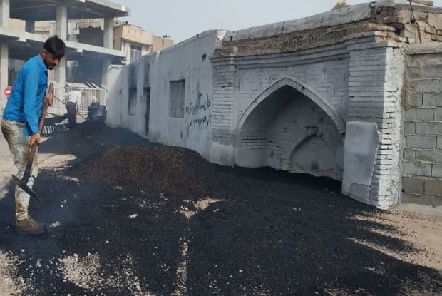 تخریب میراث ملی در سایه بی‌توجهی نهادهای شهری؟  ورود غیراصولی آسفالت به حریم حمام تاریخی پیرحصار!  + تصاویر