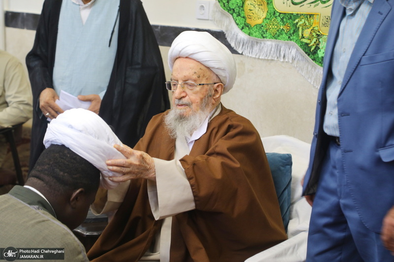 مراسم عمامه گذاری طلاب روز ولادت پیامبر اکرم (ص) و امام جعفر صادق (ع) در بیوت مراجع
