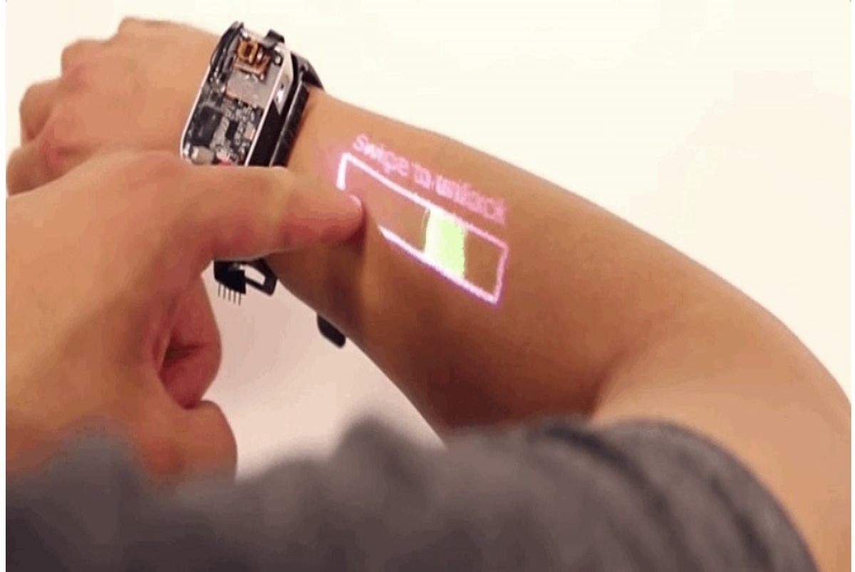 این ساعت هوشمند پوست دستتان را به صفحه لمسی تبدیل می‌کند! + عکس
