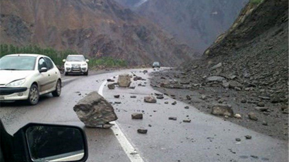 جاده پونل - خلخال مسدود شد  تلاش راهداری گیلان برای بازگشایی محور