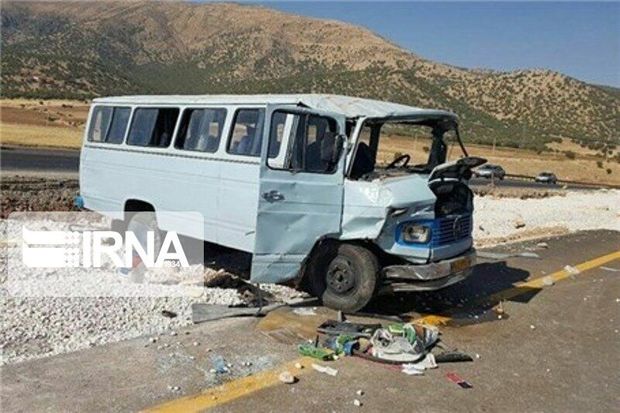 تصادف مینی‌بوس با ۲ خودرو در بهارستان اصفهان ۱۲ مصدوم داشت