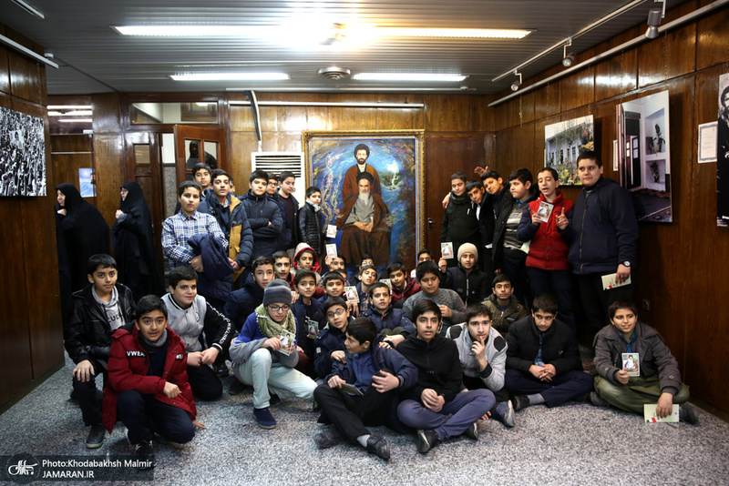 تجدید میثاق دانش آموزان و مردم با امام در حسینیه جماران